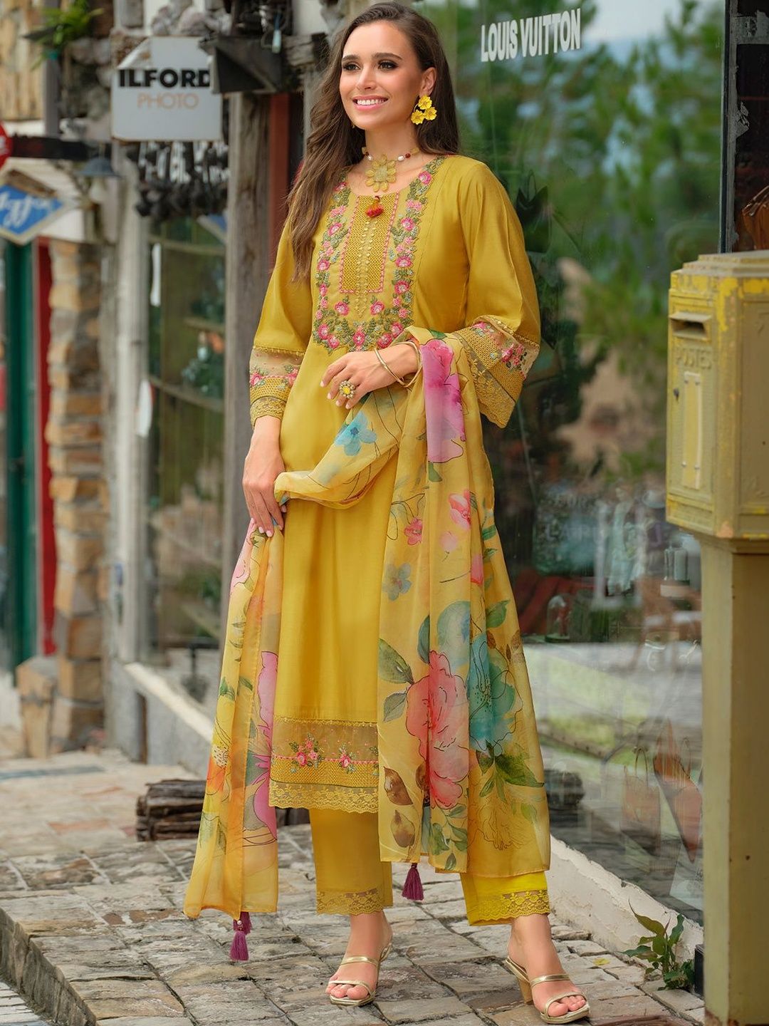 Dhiyona IE Women Floral Embroidered Regular Thread Work Kurta with Trousers & With Dupatta