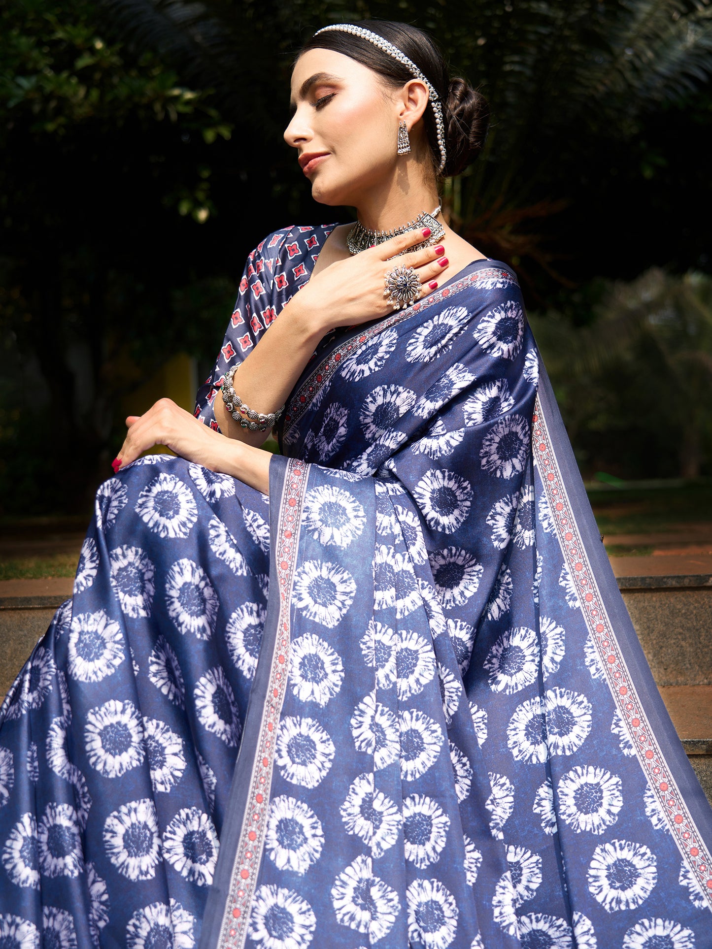 Women's Crepe Navy Blue Digital Print Designer Saree With Blouse Piece