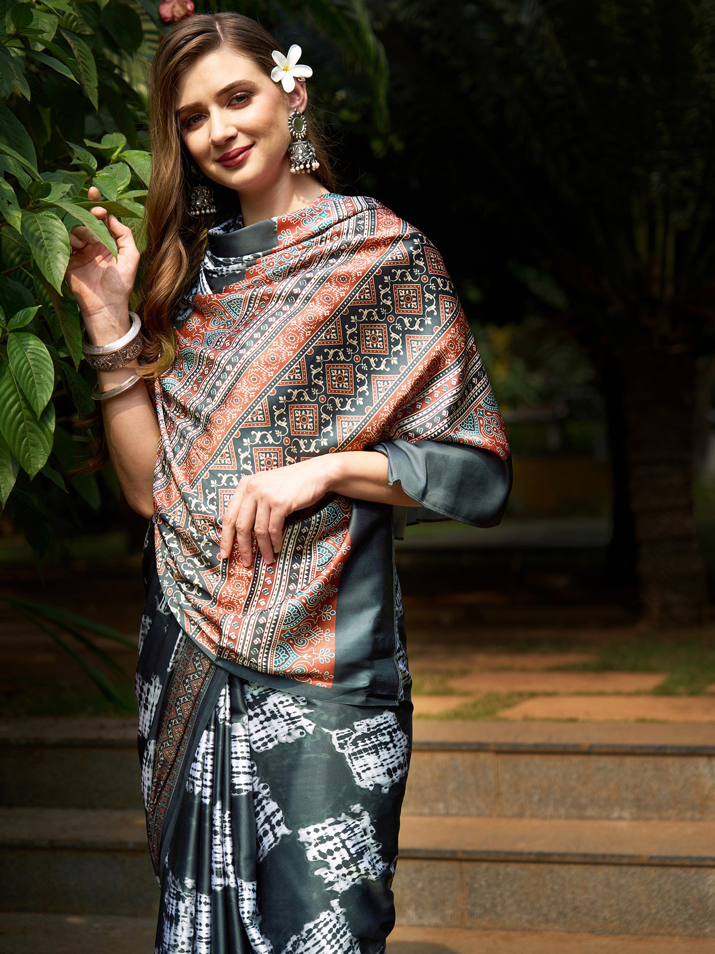 Women's Crepe Grey Digital Print Designer Saree With Blouse Piece