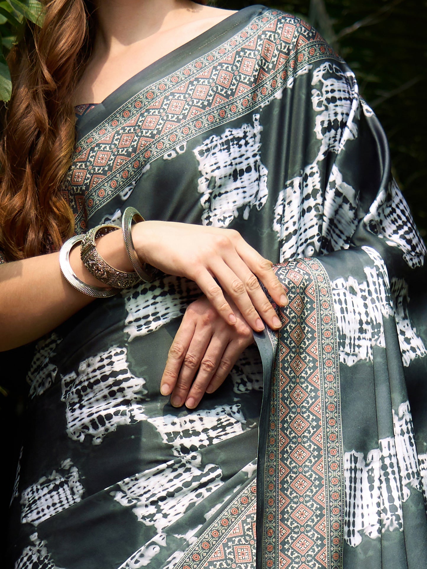 Women's Crepe Grey Digital Print Designer Saree With Blouse Piece