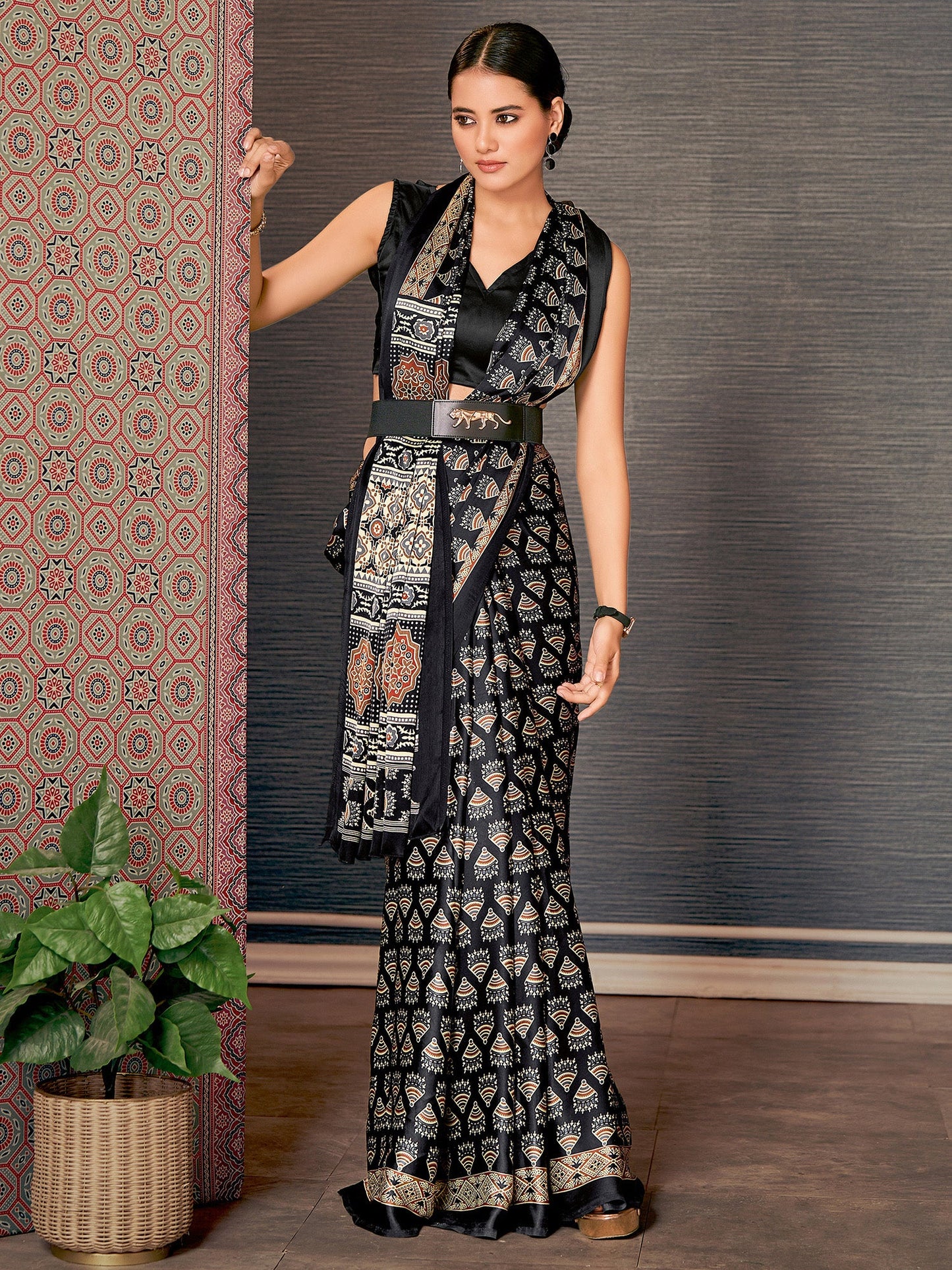 Women's Crepe Black Digital Print Designer Saree With Blouse Piece