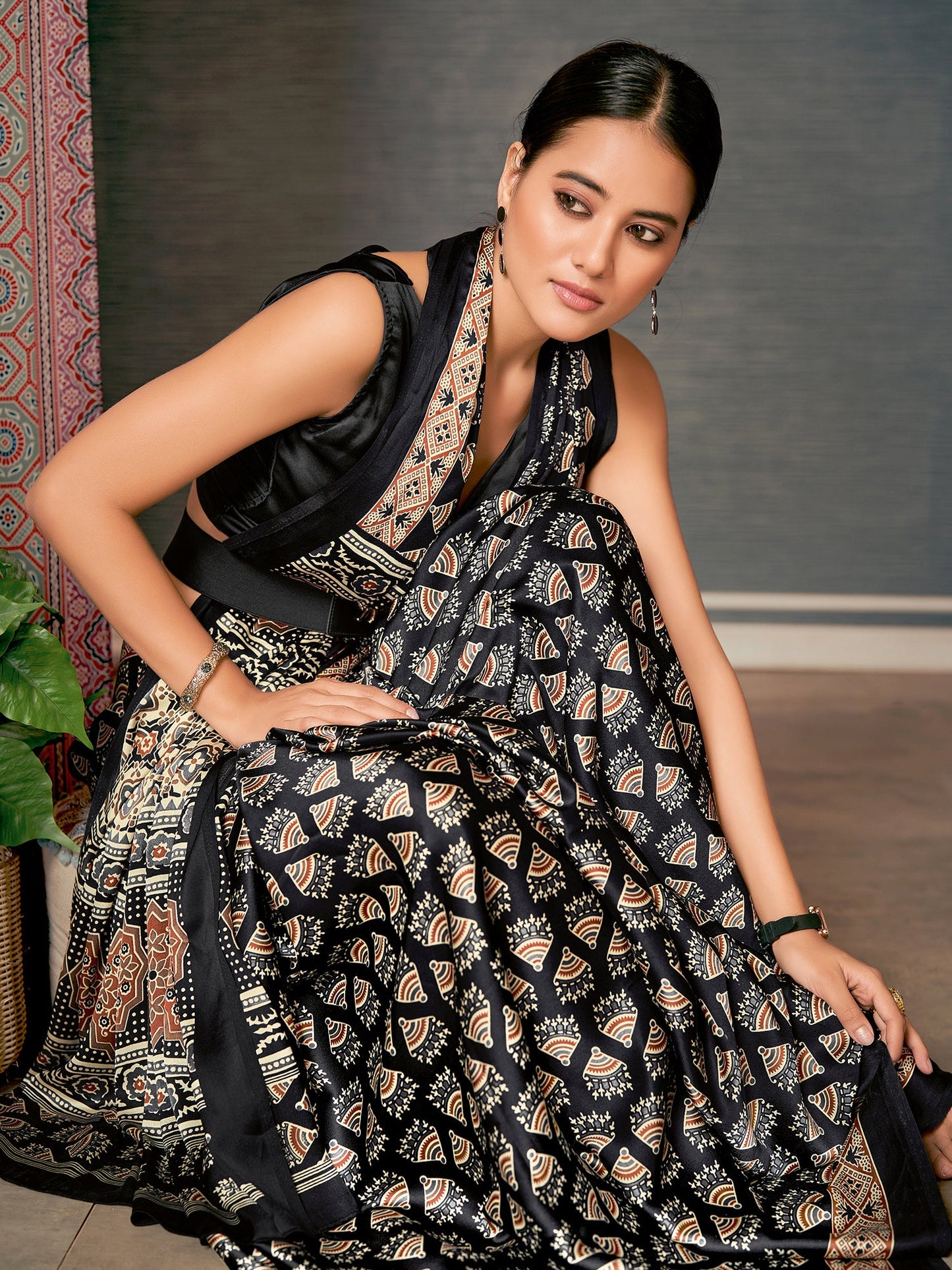 Women's Crepe Black Digital Print Designer Saree With Blouse Piece