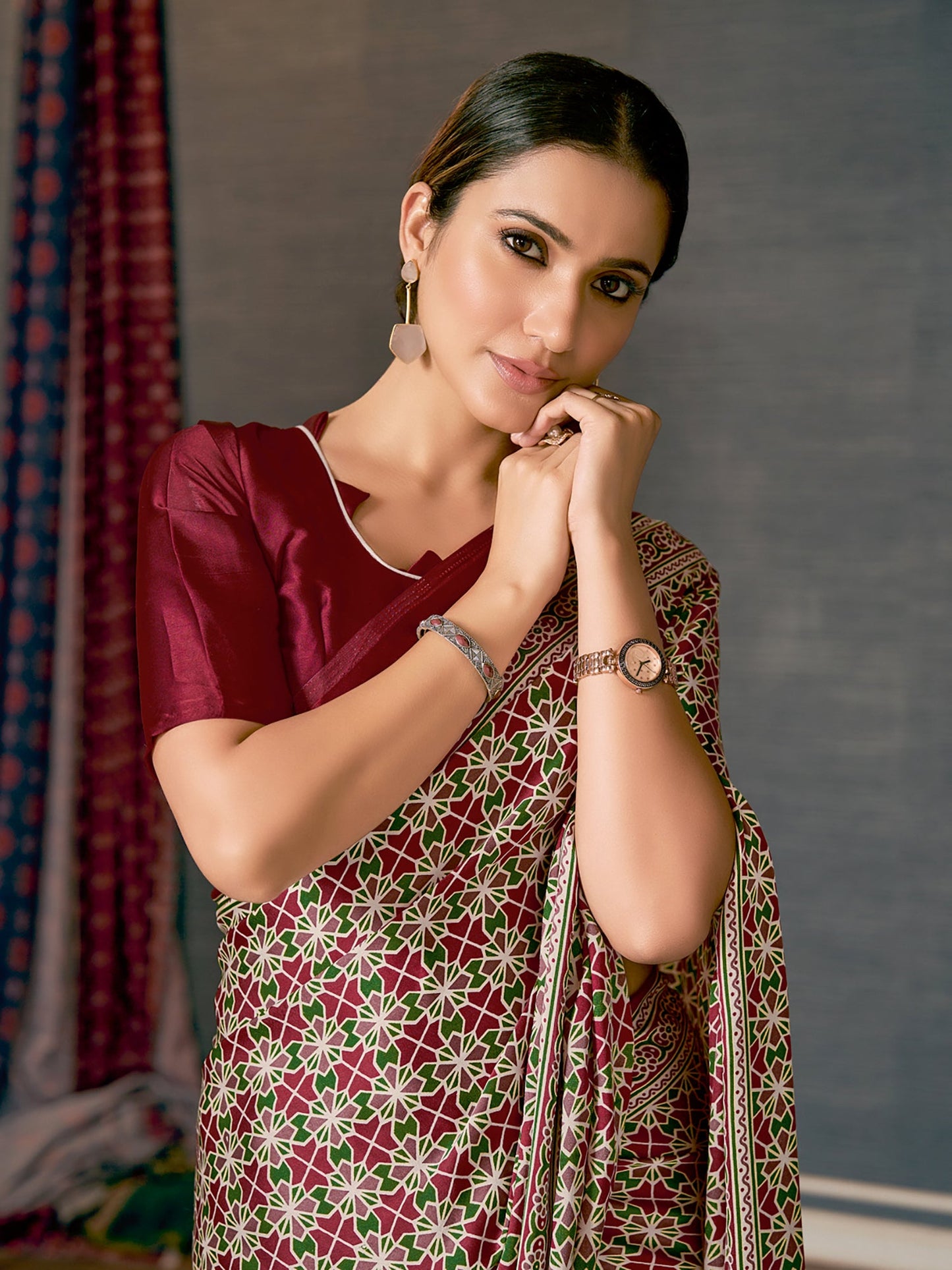 Women's Crepe Maroon Digital Print Designer Saree With Blouse Piece