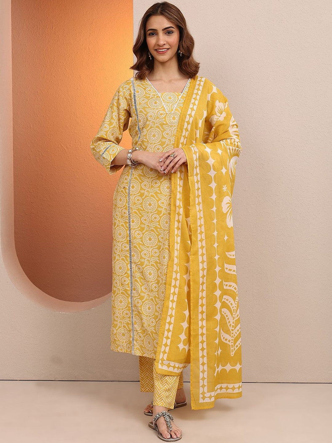 Women Floral Printed Regular Kurta with Trousers & With Dupatta