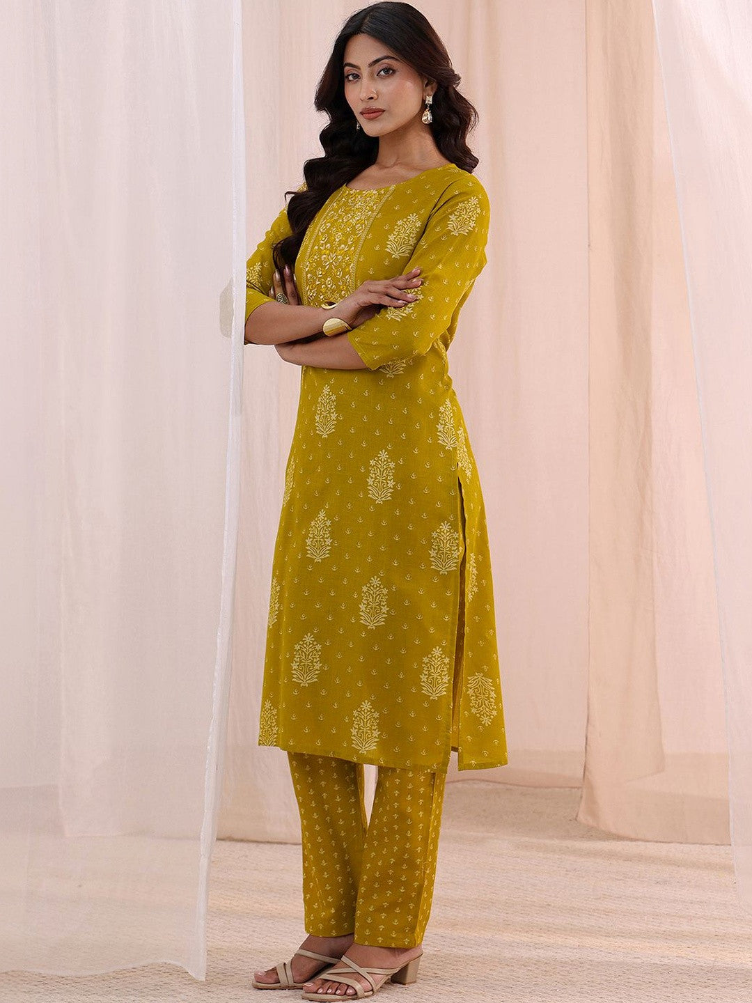 Women Ethnic Motifs Printed Regular Kurta with Trousers & With Dupatta