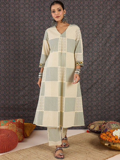 Dhiyona IE Printed V-Neck Three-Quarter Sleeves Pure Cotton Tunic And Trousers