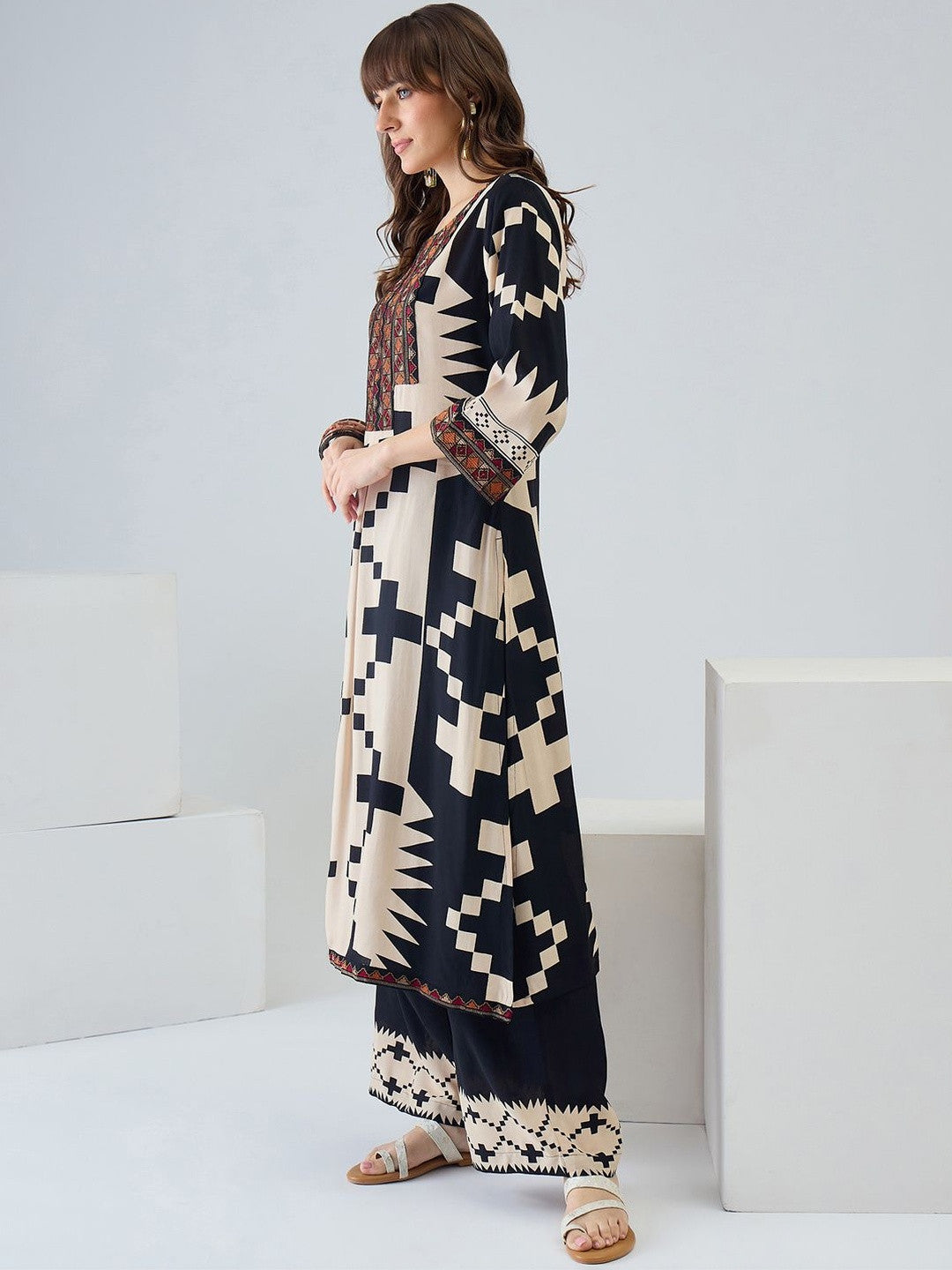 Women Printed Regular Thread Work Kurta with Palazzos