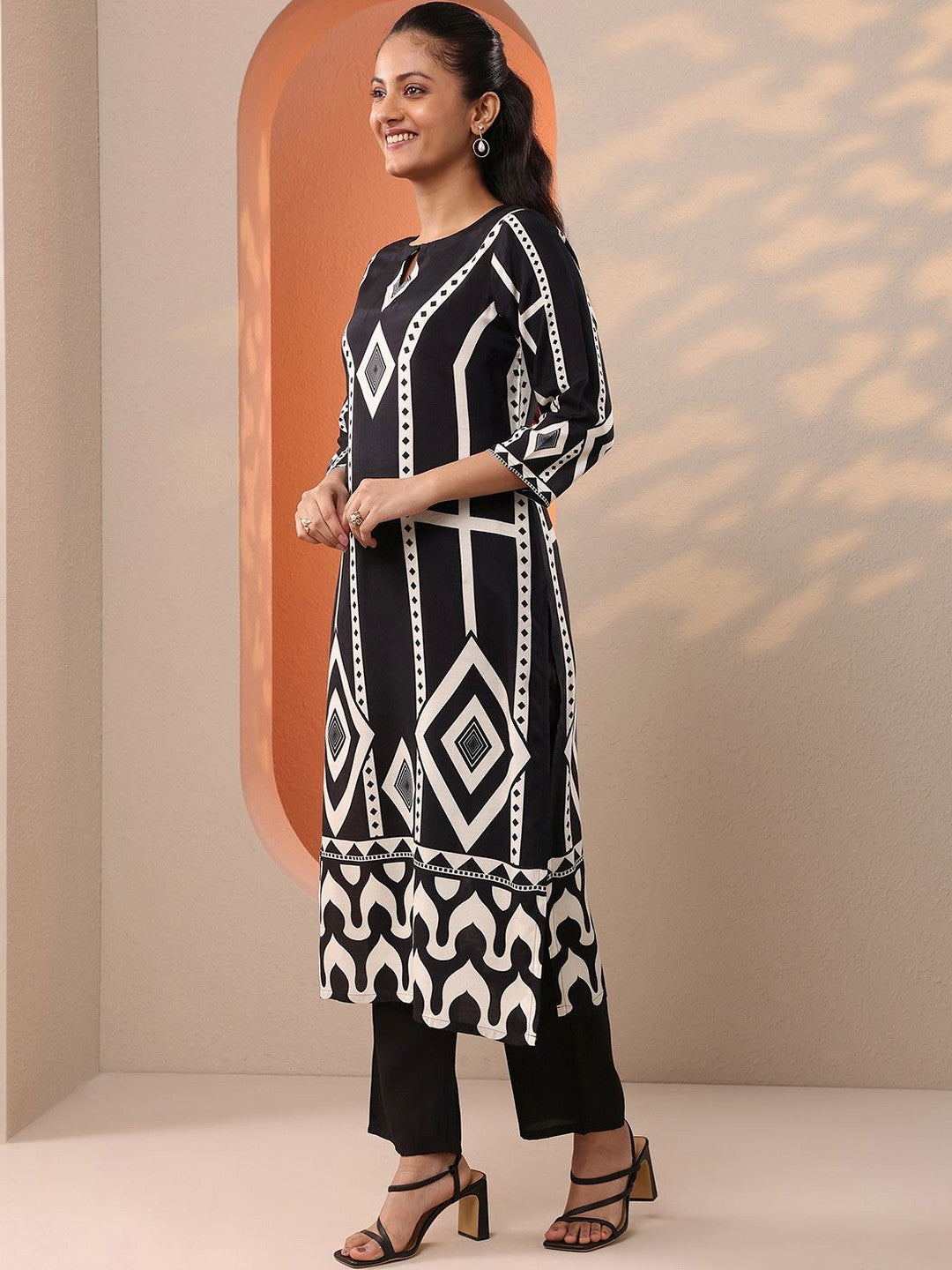 Women Printed Regular Kurta with Trousers & With Dupatta