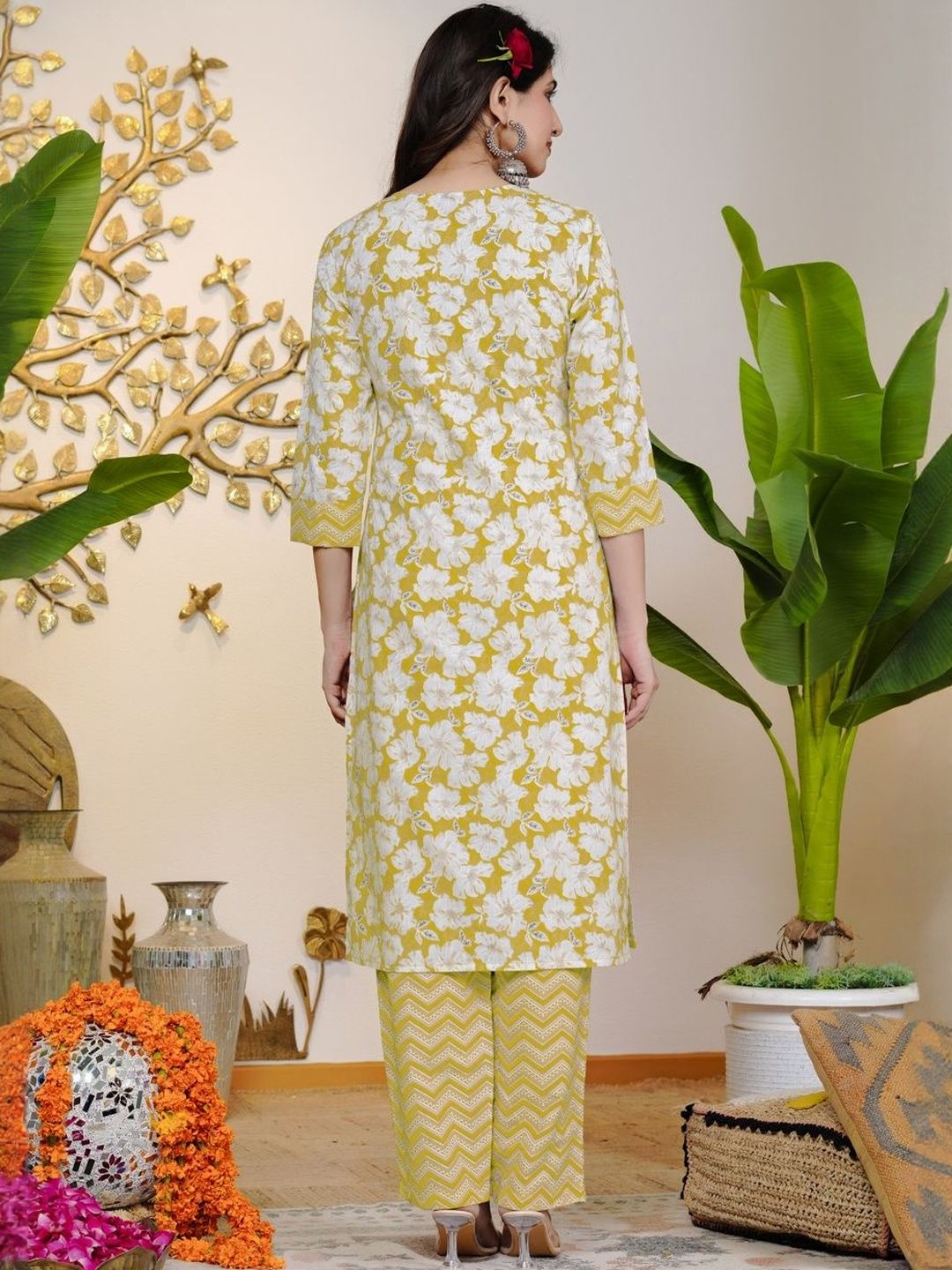 Dhiyona KL Women Floral Printed Regular Sequinned Pure Cotton Kurta with Trousers & With Dupatta