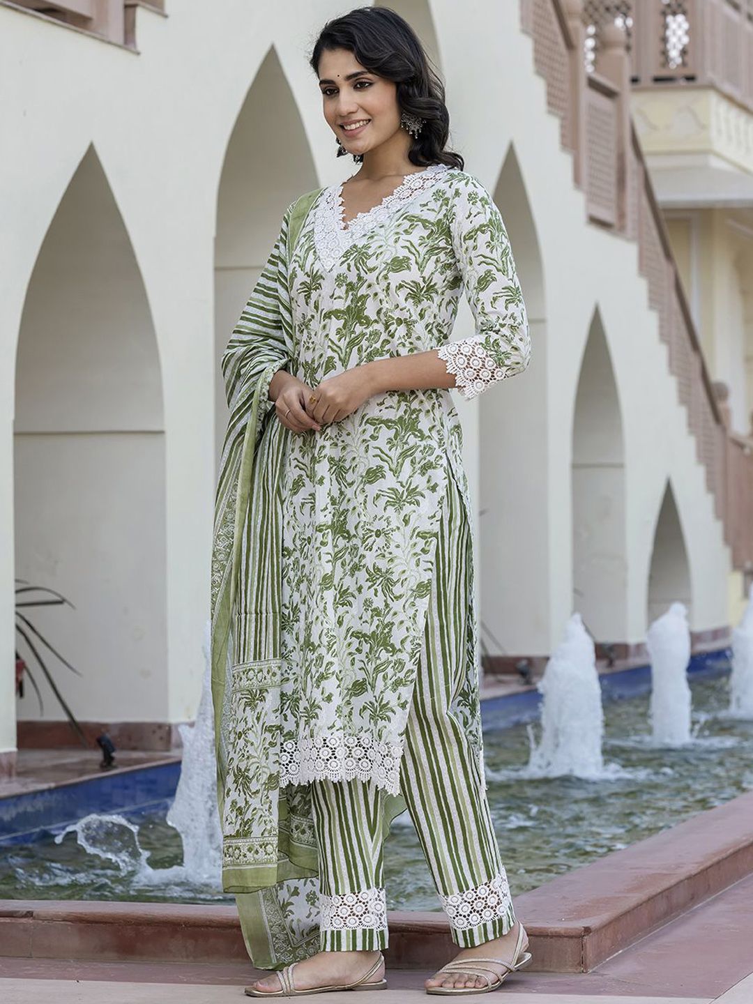 Dhiyona KL Floral Printed Straight Pure Cotton Kurta With Trousers & Dupatta
