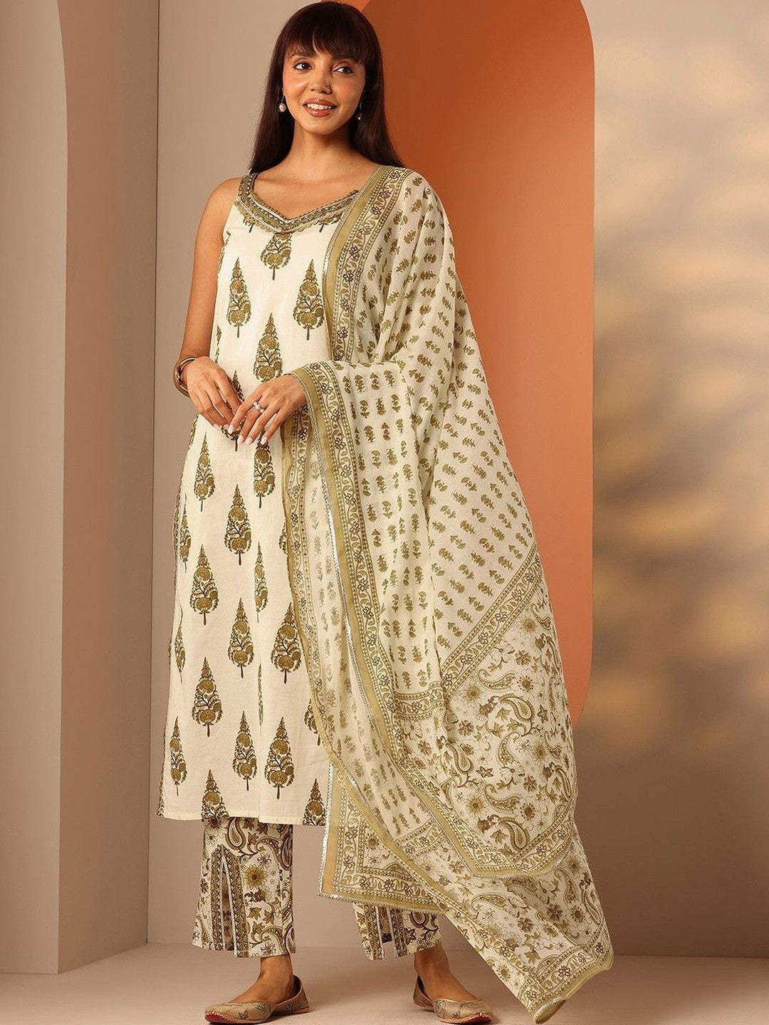 Women Ethnic Motifs Printed Regular Kurta with Trousers & With Dupatta