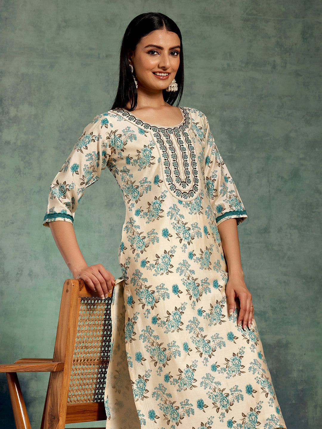 Women Floral Printed Regular Thread Work Kurta with Trousers