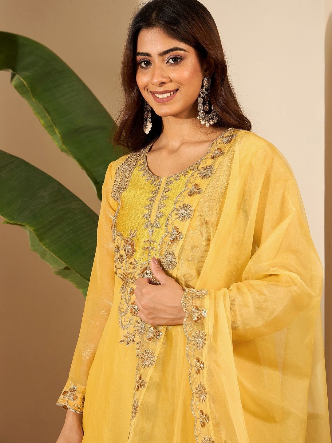 Dhiyona IN Women Crushed Oraganza Silk Embroidered Kurta Set with Dupatta