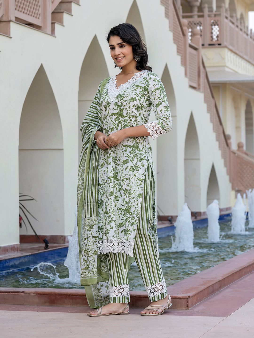 Dhiyona KL Women Floral Printed Regular Pure Cotton Kurta with Trousers & With Dupatta