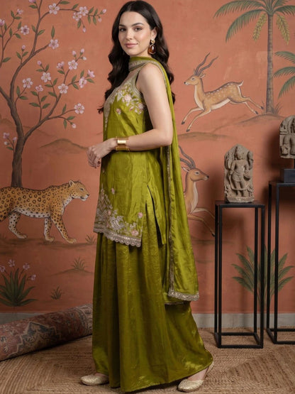 Women Floral Embroidered Regular Thread Work Kurta with Sharara & With Dupatta