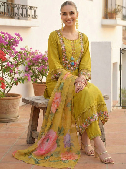 Women Floral Embroidered Regular Thread Work Liva Kurta with Trousers & With Dupatta