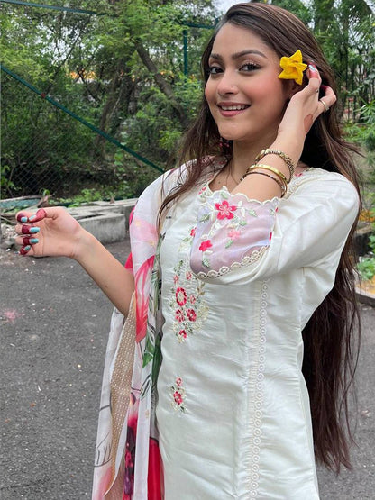 Women Floral Embroidered Regular Thread Work Kurta with Trousers & With Dupatta