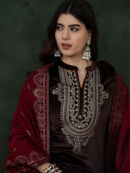 Embroidered Round Neck Kurta Trousers & Dupatta