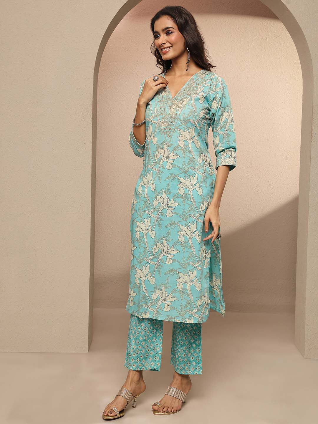 Women Floral Printed Regular Thread Work Kurta with Trousers & With Dupatta