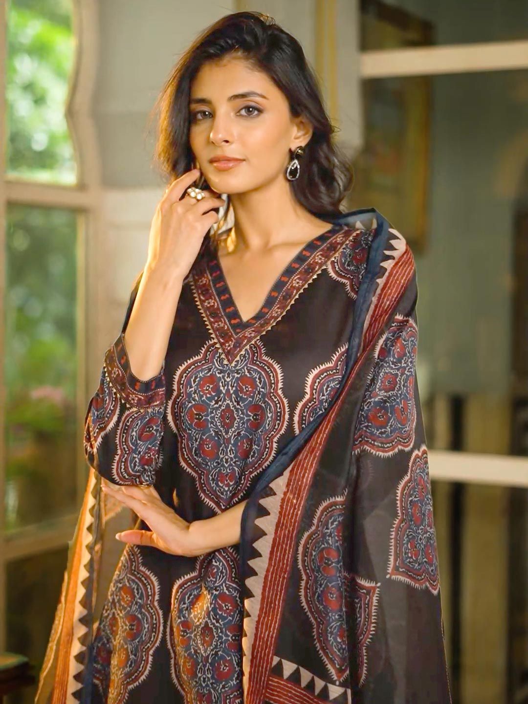 Dhiyona KL Ethnic Motifs Printed V-Neck Straight Kurta With Trousers And Dupatta