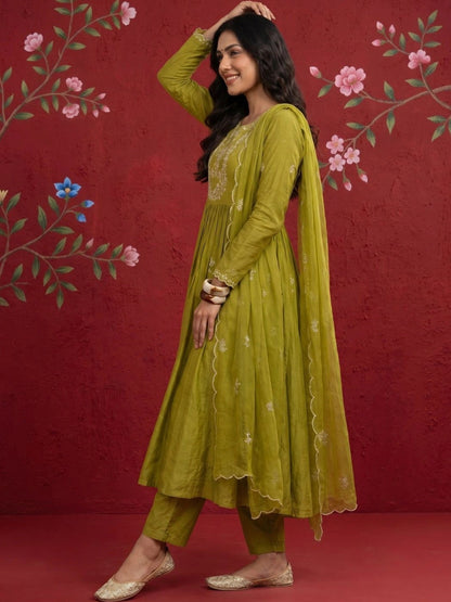 Women Ethnic Motifs Embroidered Empire Thread Work Pure Silk Kurta with Trousers & With Dupatta