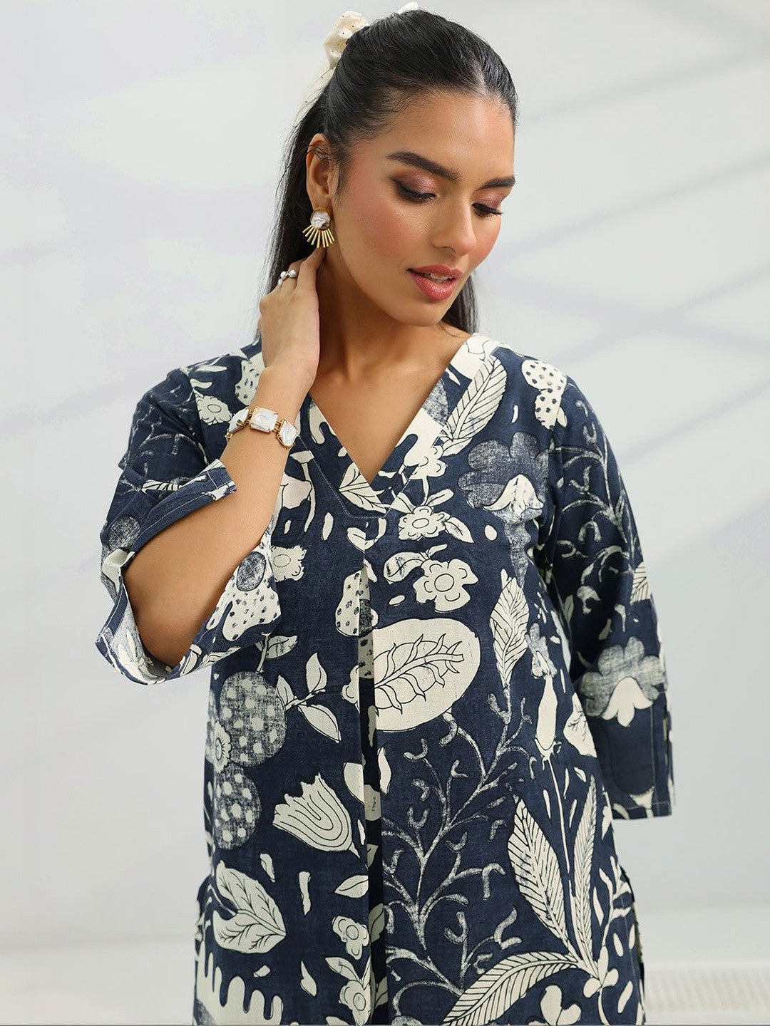 Women Floral Printed Regular Kurta with Trousers