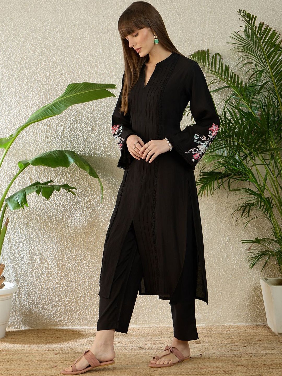 Dhiyona IE Embroidered V-Neck Three-Quarter Sleeves Tunic And Trousers