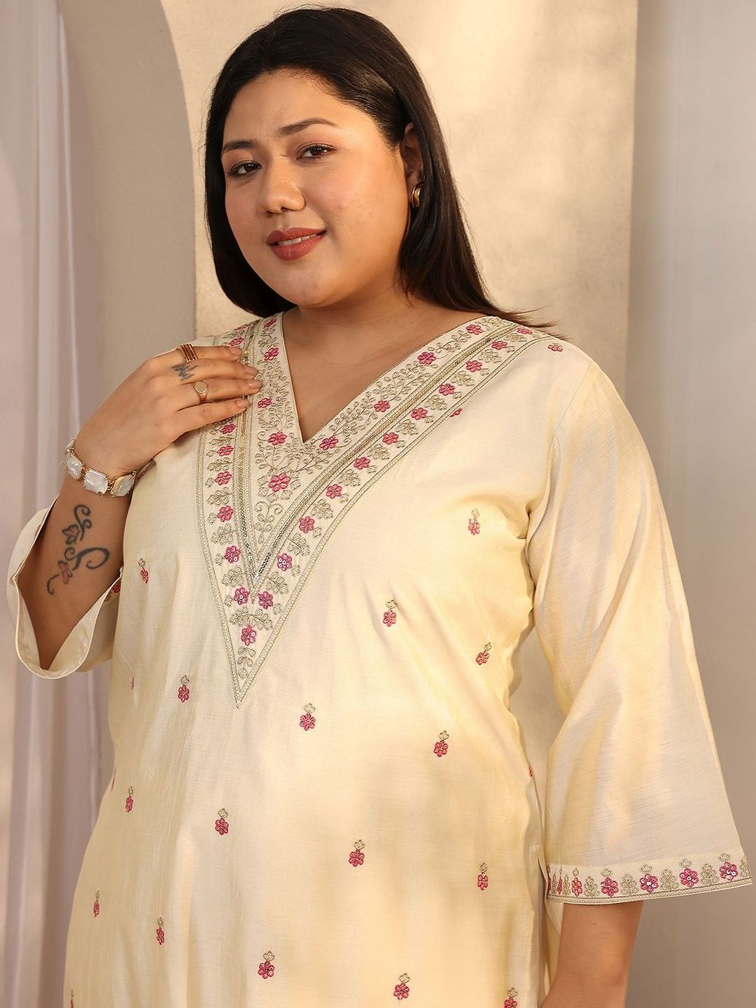 Dhiyona Women's Plus Size Floral Embroidered Kurta with Trousers & With Dupatta