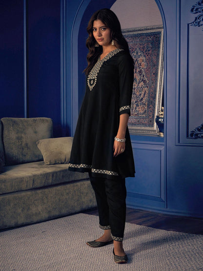 Dhiyona CH Floral Embroidered V-Neck Pleated Thread Work Kurta with Trousers