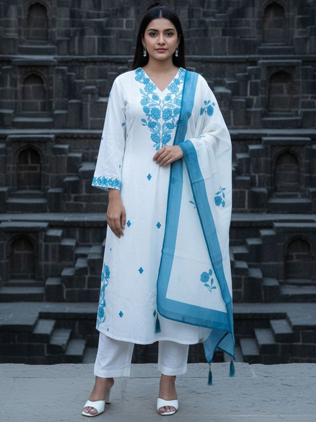 Women Floral Embroidered Regular Thread Work Kurta with Trousers & With Dupatta
