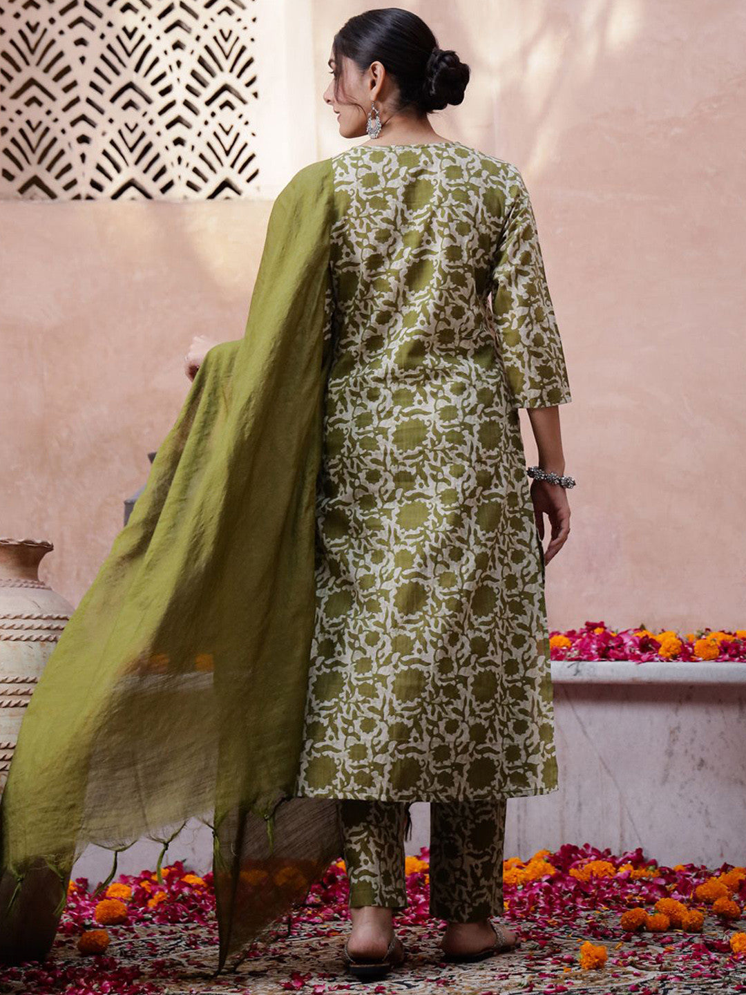 Green Floral Printed Thread Work Pure Cotton Kurta With Trousers And Dupatta