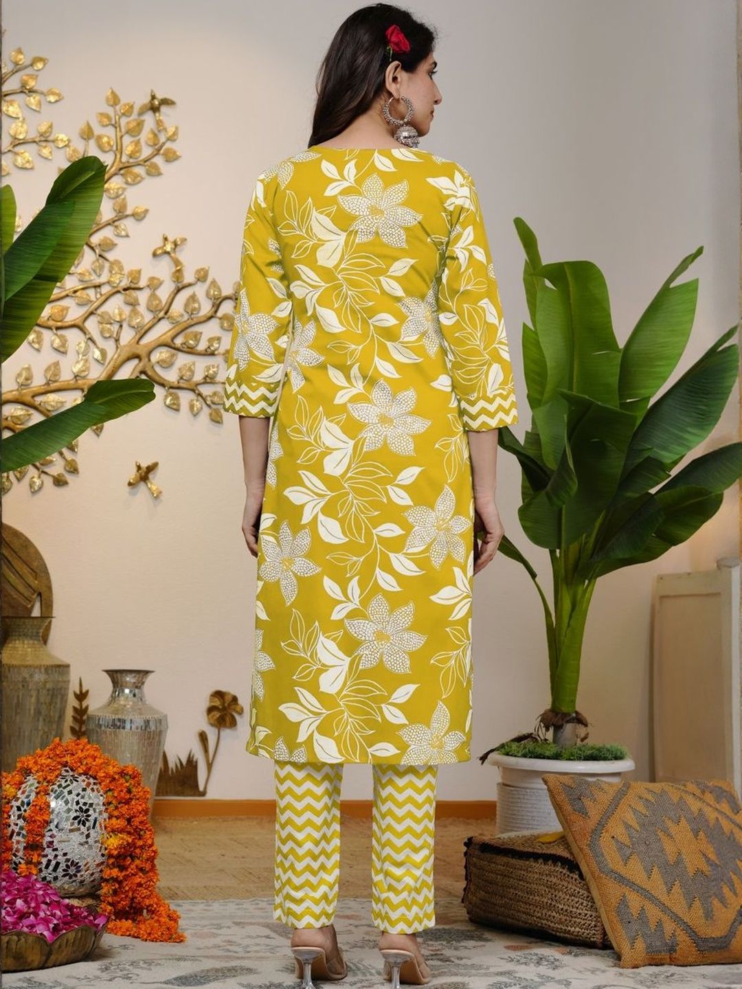 Dhiyona KL Women Floral Printed Regular Sequinned Pure Cotton Kurta with Trousers & With Dupatta