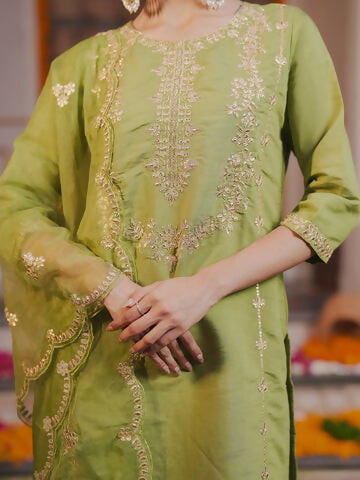 Women's Green embroidered Kurta with Trousers with dupatta