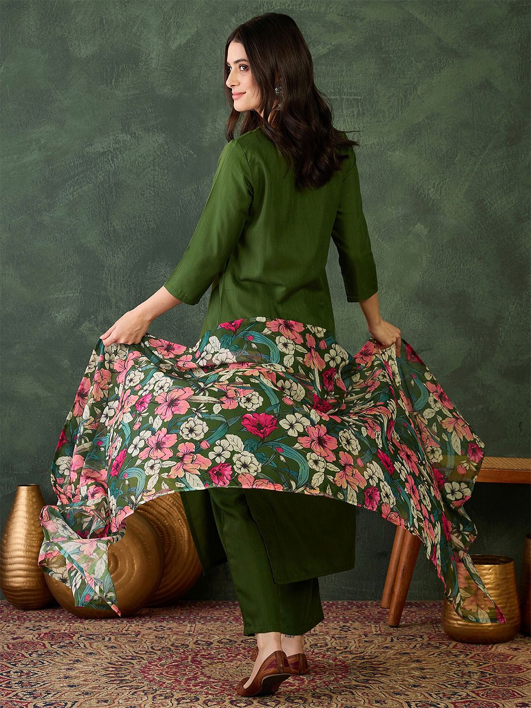 Dhiyona KL Women Floral Embroidered Regular Chikankari Kurta with Trousers & With Dupatta