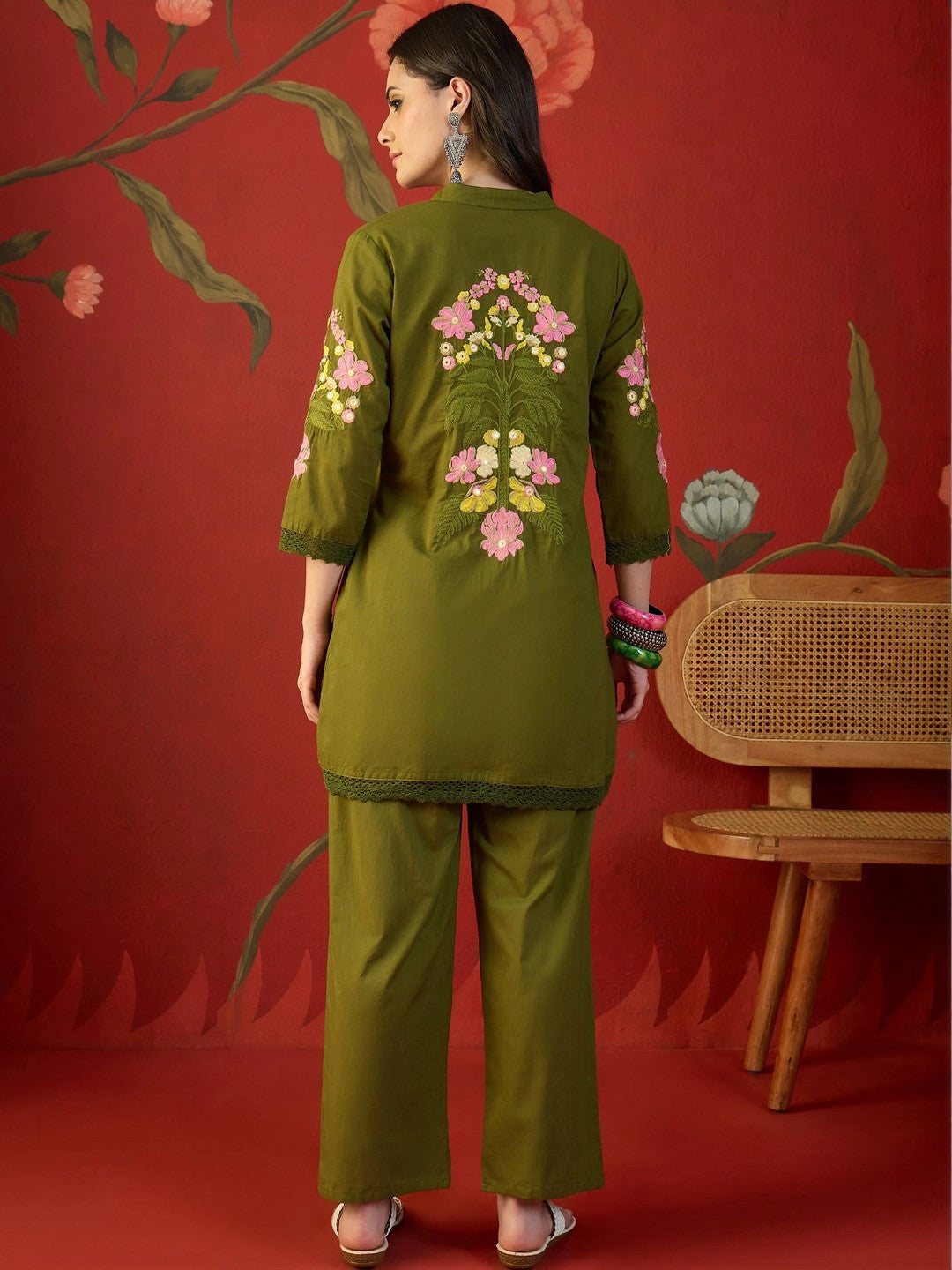 Women Floral Embroidered Regular Thread Work Pure Cotton Kurta with Trousers