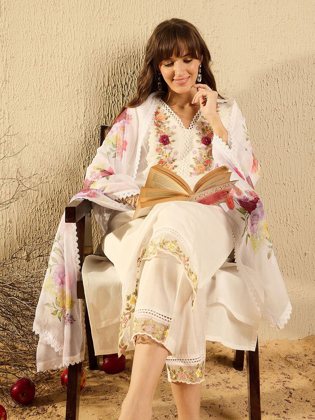 Dhiyona IE Women Floral Embroidered Regular Thread Work Kurta with Trousers & With Dupatta