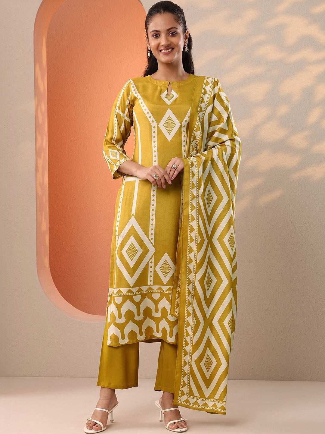 Women Printed Regular Kurta with Trousers & With Dupatta