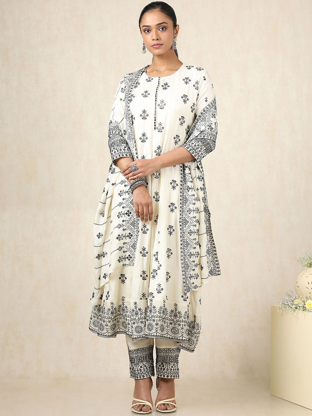 Dhiyona SO Women's Floral Embroidered Thread Work Pure Cotton A-Line Kurta With Trousers