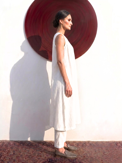Dhiyona ST Swtantra White Easy Addictive Travel Airflow Sleeveless Kurta and Pant Set