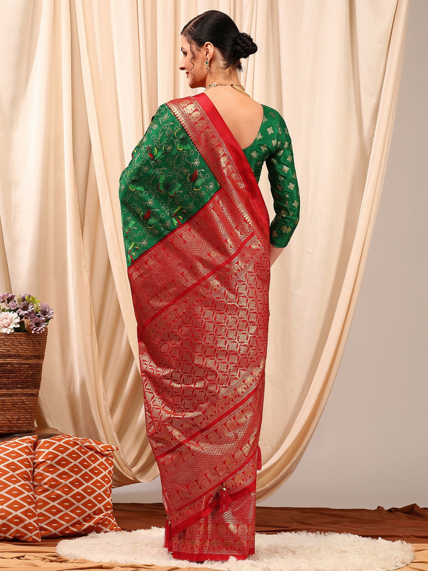 Women's Cotton Blend Green Printed Designer Saree With Blouse Piece