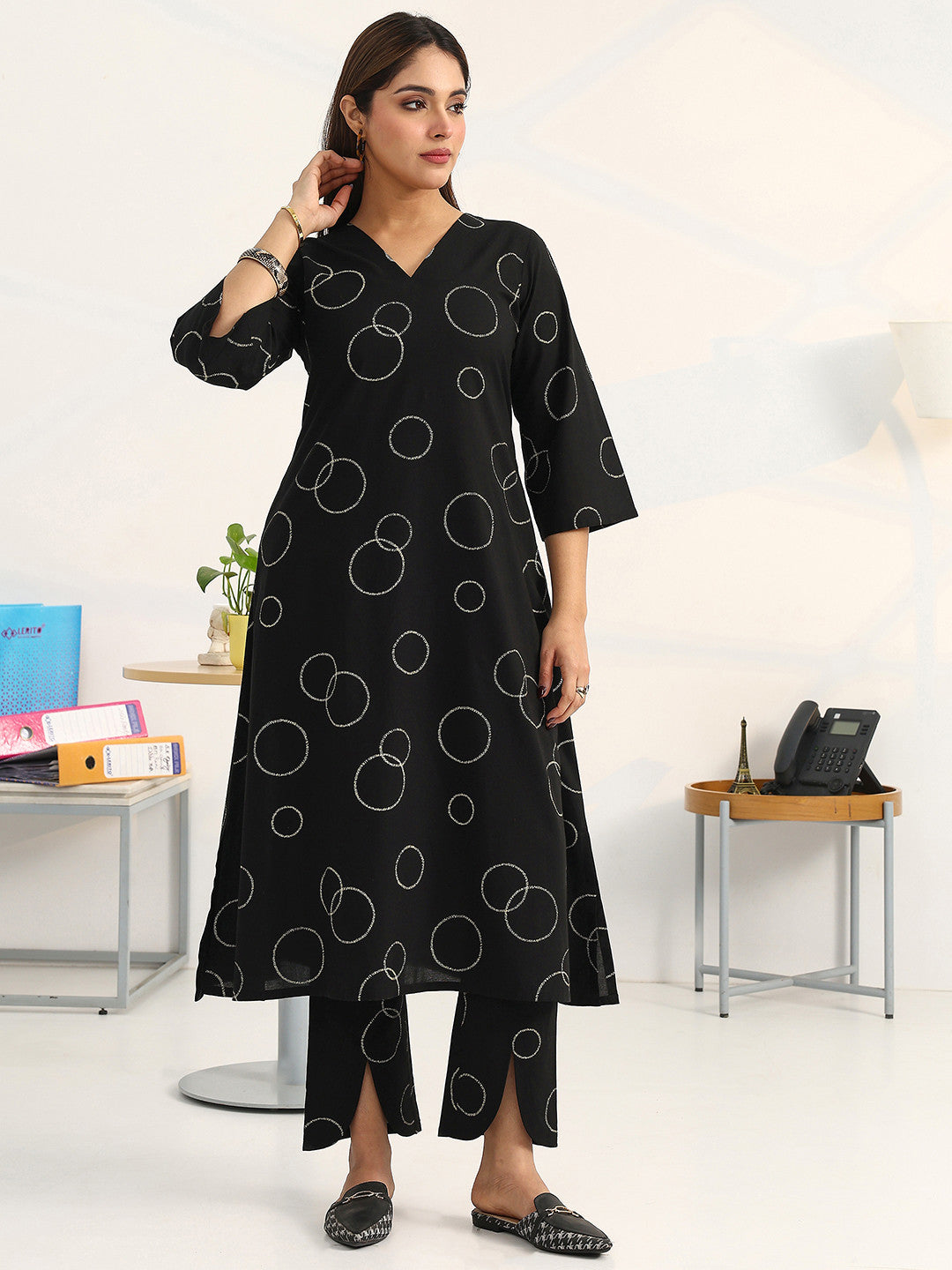 Women Printed Regular Kurta with Trousers
