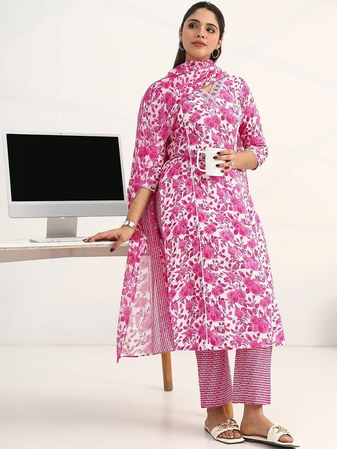 Women Floral Printed Regular Cotton Blend Kurta with Trousers & With Dupatta