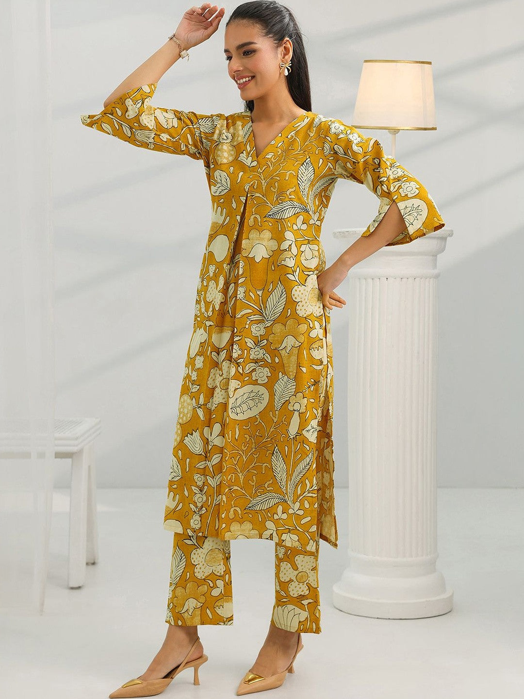 Women Floral Printed Regular Kurta with Trousers