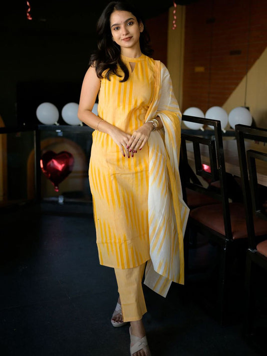 Dhiyona KL Geometric Printed Keyhole Neck Straight Kurta With Trousers & Dupatta