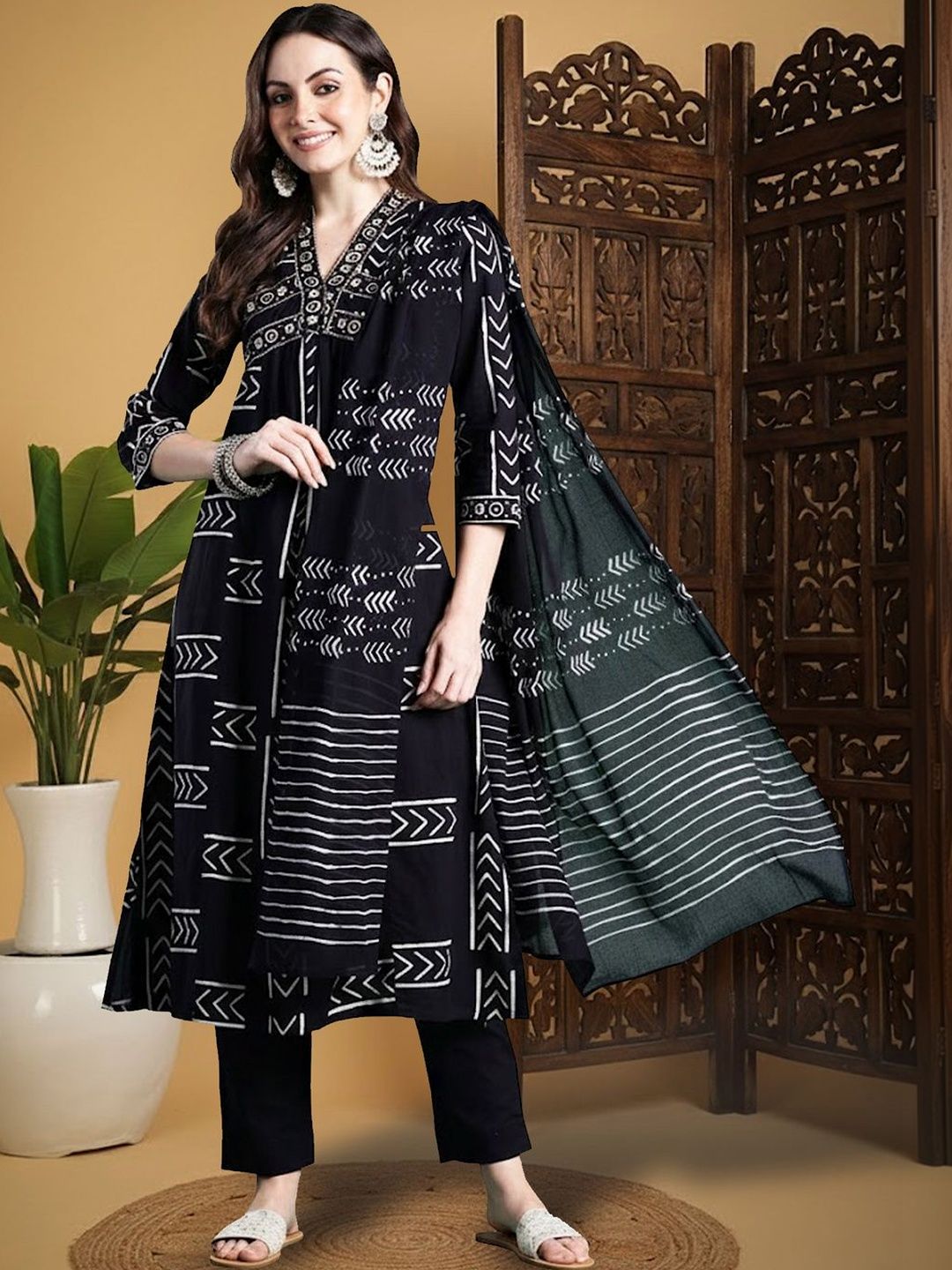 Dhiyona IE Women Printed Empire Thread Work Pure Cotton Kurta with Trousers & With Dupatta