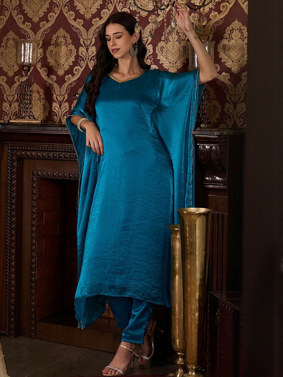 Dhiyona CH Solid V-Neck Kurta With Trousers