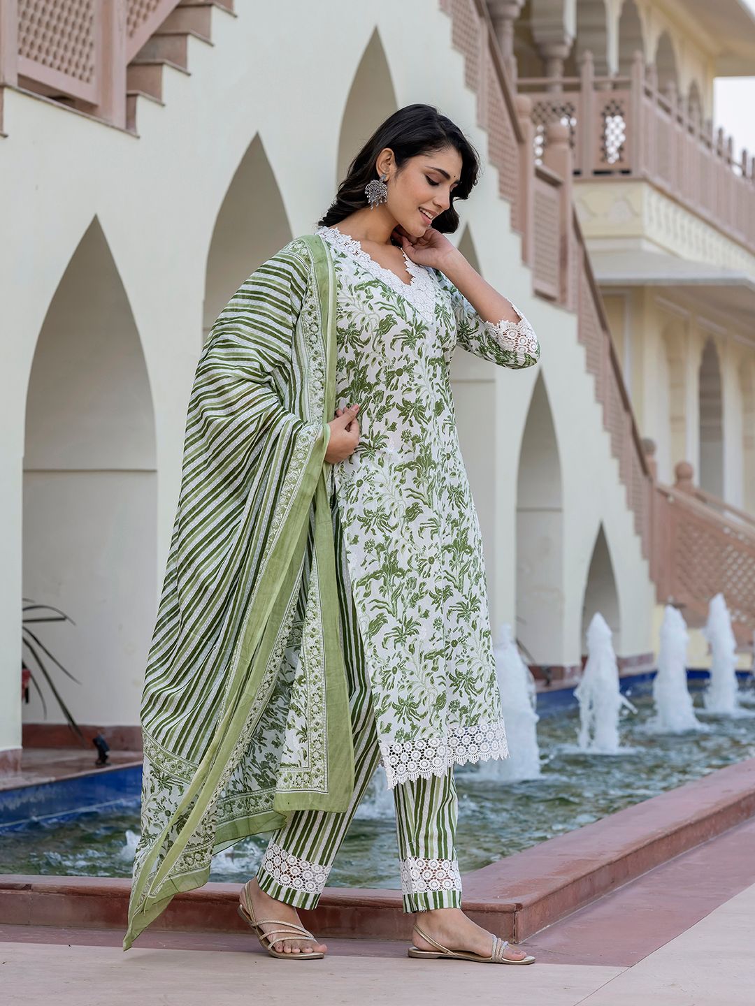 Dhiyona KL Women Floral Printed Regular Pure Cotton Kurta with Trousers & With Dupatta