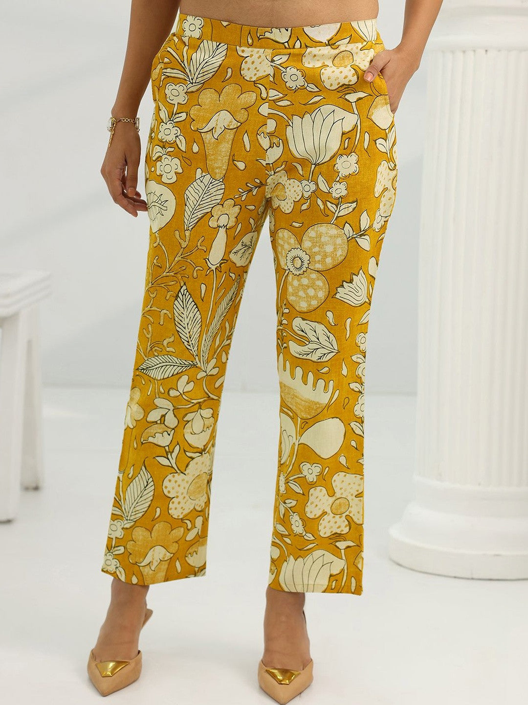 Women Floral Printed Regular Kurta with Trousers