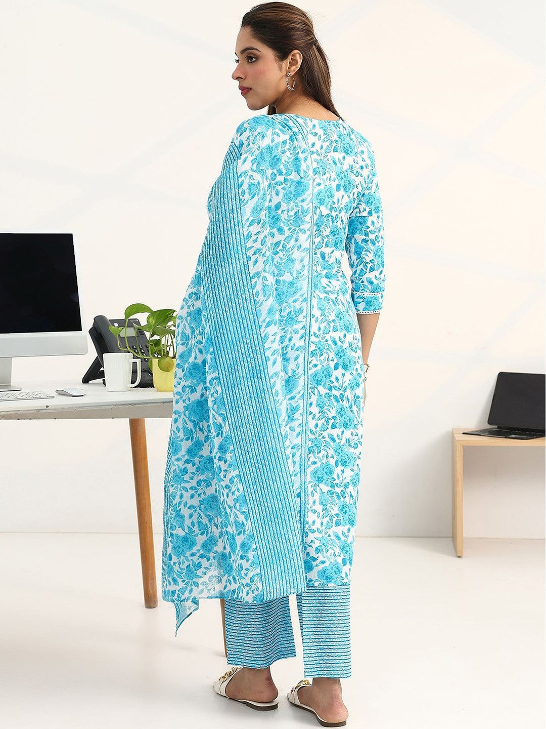 Women Floral Printed Regular Kurta with Trousers & With Dupatta