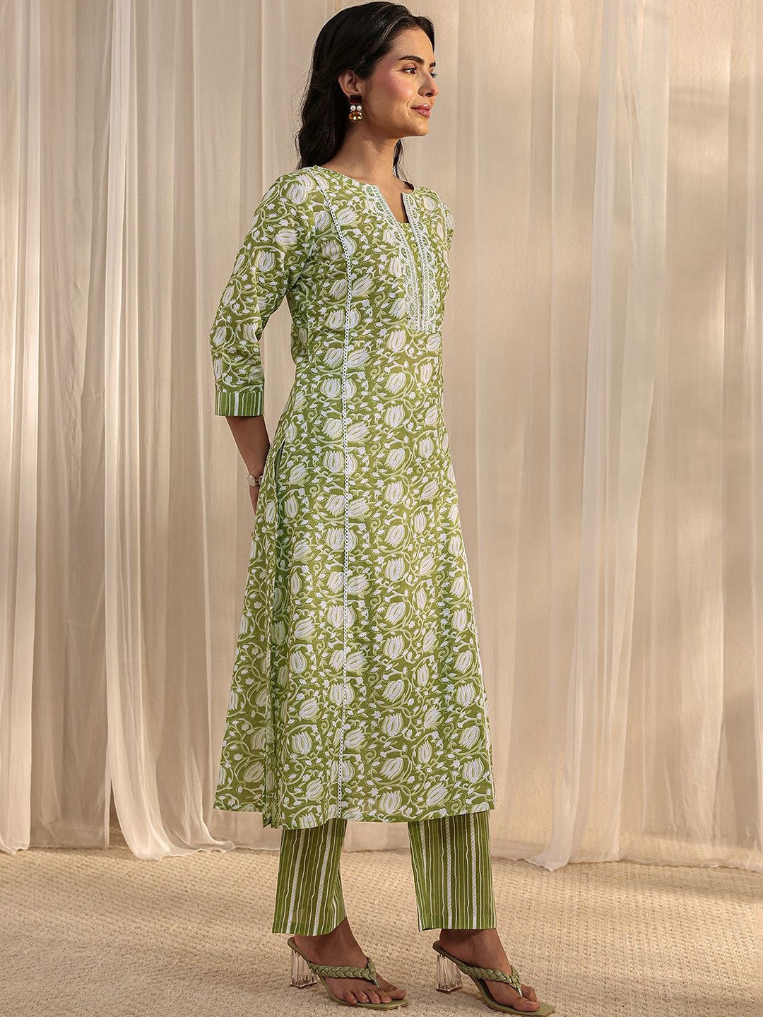 Women Floral Printed Regular Kurta with Trousers & With Dupatta